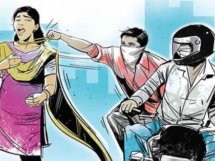 Forcibly lift a woman's throat in a martyr and smash them both | शहाद्यात महिलेच्या गळ्यातून जबरीने पोत घेवून दोघांना पोबारा