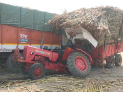 Two pieces of a tractor in a truck collision | ट्रकच्या धडकेत ट्रॅक्टरचे दोन तुकडे