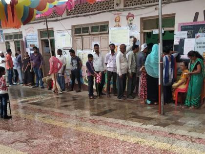 Remingham queues for voting even in the rain | रिमङिाम पावसातही मतदानासाठी रांगा