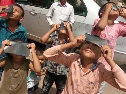 Astronomers from all over the district enjoyed the solar eclipse | जिल्हाभरातील खगोलप्रेमींनी घेतला सूर्यग्रहणाचा आनंद Astronomers from all over the district enjoyed the solar eclipse | जिल्हाभरातील खगोलप्रेमींनी घेतला सूर्यग्रहणाचा आनंद