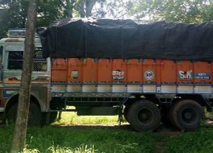 Five lakh Khair timber and trucks seized | पाच लाखाचे खैर जातीचे लाकूड व ट्रक जप्त