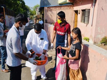  Distribution of vegetables to Satpur | सातपूरला भाजीपाला वाटप