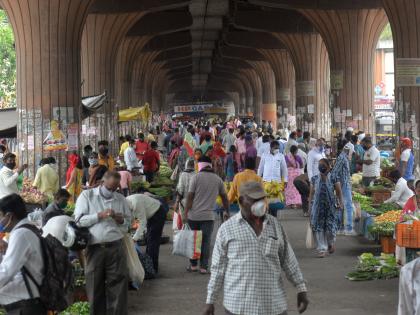 The crowd erupted in fear of stricter restrictions | कडक निर्बंधांच्या भीतीने उसळली गर्दी