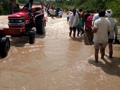 Parbhani: Seven villages lost contact with return rains | परभणी : परतीच्या पावसाने सात गावांचा तुटला संपर्क