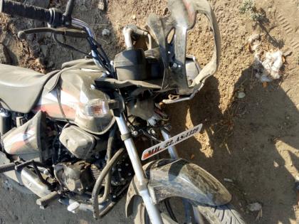 Parbhani: bicycle accident; The father died, the boy seriously injured | परभणी : दुचाकी अपघात; वडील ठार, मुलगा गंभीर जखमी