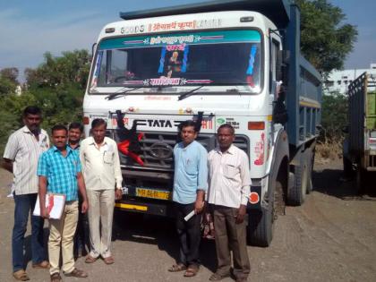 Parbhani: Two vehicles carrying illegal sand transport were caught by the squad | परभणी : अवैध वाळू वाहतूक करणारी दोन वाहने पथकाने पकडली