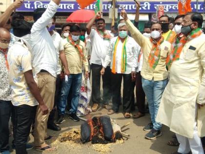 Burning of the statue of the Home Minister to Jamner | जामनेरला गृहमंत्र्यांच्या पुतळ्याचे दहन