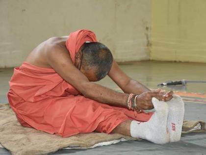 Shantigiri Maharaj gave yoga lessons to the devotees | शांतिगिरी महाराजांनी भक्तांना दिले योगाचे धडे