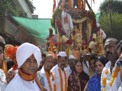 The trio of Trichrik and Kadojji Maharaj are in the rathotsav of Shendurni | शेंदुर्णीच्या रथोत्सवात त्रिविक्रम व कडोजी महाराजांचा जयघोष