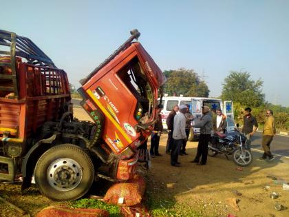 Two critically injured in an accident near Shirwade | शिरवाडेजवळ अपघातात दोन गंभीर जखमी