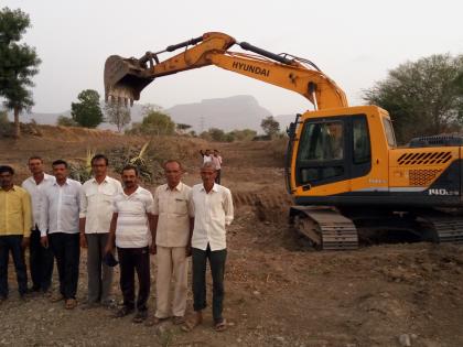 Encroachments were removed by the villagers self spontaneously for water | पाण्यासाठी ग्रामस्थांनी स्वयंस्फूर्तीने हटवले अतिक्रमण