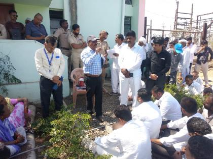 Angry farmers sit in front of the electricity distribution office | संतप्त शेतकऱ्यांचा वीज वितरण कार्यालयासमोर ठिय्या