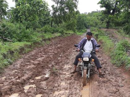 Mud on the roads evicted by the administration | रस्त्यांवर साचलेला चिखल अन् प्रशासनाकडून बेदखल