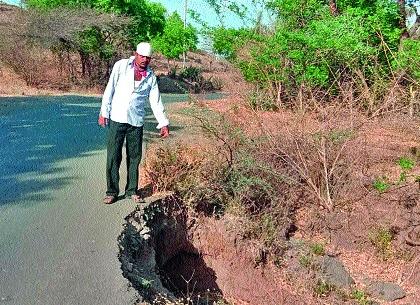 A pit on the road from Taharabad to Dwarkadhish factory | ताहाराबाद-शेवरे रस्त्याची दुरु स्ती करण्याची मागणी