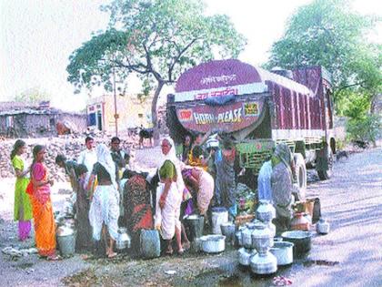 Troughs in Trimbakeshwar taluka: water supply, tanker and bullock cart; Wandering areas flooded the floodplains! | त्र्यंबकेश्वर तालुक्यात टंचाई : टँकर, बैलगाडीने पाणीपुरवठा; पाण्यासाठी महिलांची भटकंतीआराखड्यात विंधनविहिरींवर भर !