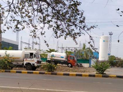 Pune residents intercepted a liquid oxygen tanker from Solapur, which was helping with vaccines | लसींची मदत करणाऱ्या सोलापूरचा, लिक्विड ऑक्सिजन टॅंकर अडवून ठेवला पुणेकरांनी