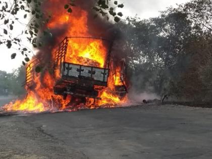 Sangli: Four killed in road block in trucker truck; | सांगली : विट्याजवळ टॅँकर-ट्रकच्या धडकेत तिघे ठार-अपघातानंतर भीषण आग : मृतांची संख्या वाढण्याची भीती