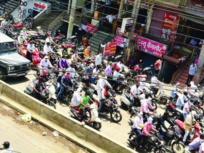 Markets in Washim district are bustling as soon as they get slack! | शिथिलता मिळताच वाशिम जिल्ह्यात बाजारपेठा गजबजल्या !