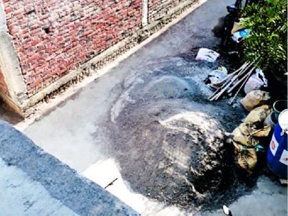 Public well, encroachment by throwing slabs on the road | सार्वजनिक विहीर, रस्त्यावर स्लॅब टाकून केले अतिक्रमण