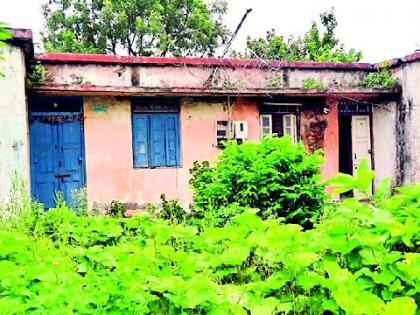 The police lived in a dilapidated residence | पोलीसदादांचे मोडकळीस आलेल्या निवासस्थानातच वास्तव्य