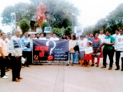 Candle march and prohibition by the fearless morning walk | मेणबत्ती मार्च व निर्भया मॉर्निंग वॉकद्वारे निषेध