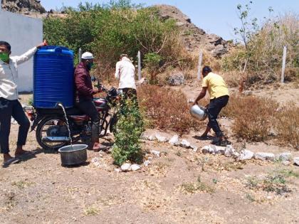  Water from the bike to keep the trees alive | झाडे जगवण्यासाठी दुचाकीवरून पाणी