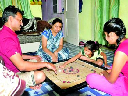 The carrom board in the abyss went out, and finally the ring | अडगळीतील कॅरम बोर्ड निघाला बाहेर, अंताक्षरीही रंगली