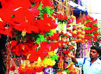 The market for decorative literature | सजावट साहित्याने बहरली बाजारपेठ The market for decorative literature | सजावट साहित्याने बहरली बाजारपेठ