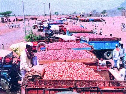 Inside Insole Market premises onion 525 quintals | अंदरसूल बाजार आवारात कांदा ५२५ रुपये क्विंटल