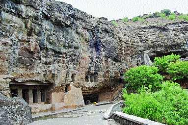 Aurangabad Caves waiting for tourists! | औरंगाबाद लेणी पर्यटकांच्या प्रतीक्षेत!