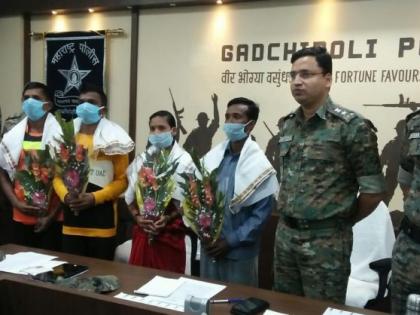 Four Naxalites surrender in Gadchiroli | चार नक्षलवाद्यांचे गडचिरोलीत आत्मसमर्पण; एका महिलेचाही समावेश