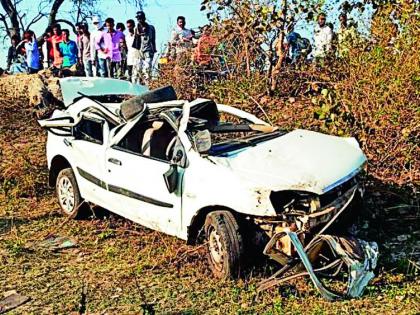 Two killed, two injured in car crash | कार अपघातात दोन ठार, दोन जखमी Two killed, two injured in car crash | कार अपघातात दोन ठार, दोन जखमी