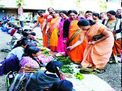 Jijamata Girls' High School | जिजामाता गर्ल्स हायस्कूलमध्ये भरला आठवडे बाजार