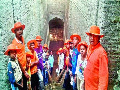 Cleanliness of the old barve of Sonanga | सोनगाव येथील पुरातन बारवेची स्वच्छता