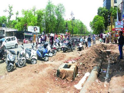 The car on the sidewalk, the motorcycle in the pit | फुटपाथवर कार, खड्ड्यात गेल्या मोटारसायकली