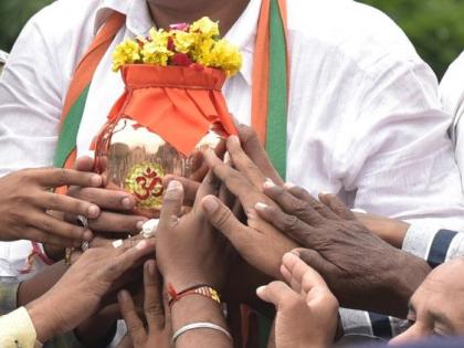 The former PM Atal Bihari Vajpayee's ashes was arrived in Nagpur | माजी पंतप्रधान अटलबिहारी वाजपेयी यांचा अस्थिकलश नागपुरात दाखल