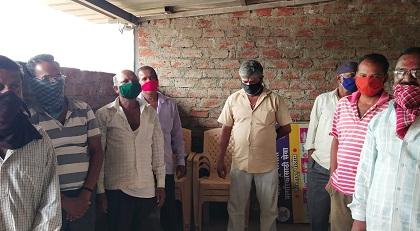 Police raid three water gambling dens in Kale | कळेत तीन पानी जुगार अड्डयावर पोलिसांचा छापा, ८ जण ताब्यात