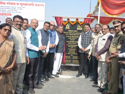 Bhumipujan of the first smart police station in the hands of Chief Minister Phadnavis in Nagpur at the hands of Nagpur | नागपुरात मुख्यमंत्री फडणवीस यांच्या हस्ते देशातील पहिल्या स्मार्ट पोलीस ठाण्याचे भूमिपूजन