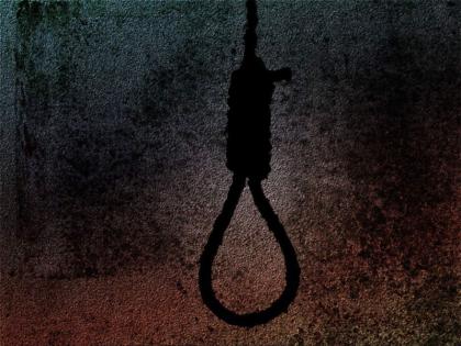 The lover hanged himself in front of his girlfriend | प्रेयसीसमोरच प्रियकराने लावला गळफास