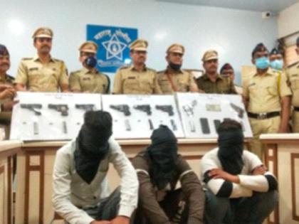 Three arrested in Punjab carrying eight pistols | आठ पिस्तूल घेऊन जाणाऱ्या पंजाबमधील तिघे जेरबंद Three arrested in Punjab carrying eight pistols | आठ पिस्तूल घेऊन जाणाऱ्या पंजाबमधील तिघे जेरबंद