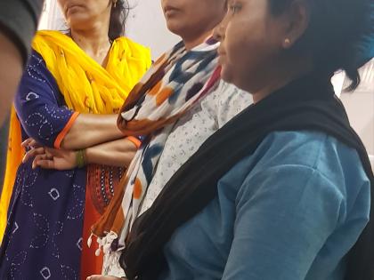 Illegal surveys, out of five polling booths, including five women | मतदान केंद्राबाहेर बेकायदेशीर सर्व्हे, तीन महिलांसह पाचजण ताब्यात