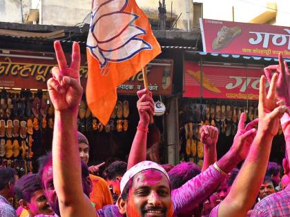 Regarding the achievement of the victory in the Lok Sabha elections - The Guardian of the Guardian for 'Ambabai' | ‘अंबाबाई ’ ला पालकमंत्र्यांचा साष्टांग दंडवत- लोकसभा निवडणूकीत अपेक्षित यश मिळाल्याच्या प्रित्यार्थ