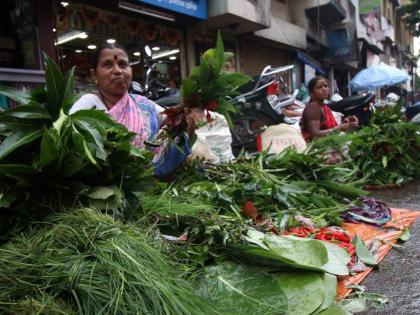 Shopping for Ganeshotsav in the rainy season | पावसाच्या सरी झेलत गणेशोत्सवाची खरेदी