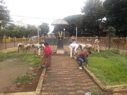 Kolhapur: Gandhigiri of the police took Shamun's statue, breathed freely | कोल्हापूर : पोलिसांची गांधीगिरी, ‘शाहूं’च्या पुतळ्याने घेतला मोकळा श्वास