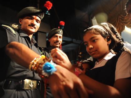 Kolhapur: Collection of two lakhs of soldiers for the soldiers, Vivekananda trust initiative | Raksha Bandhan : सैनिकांसाठी दोन लाख राख्यांचे संकलन, कोल्हापुरातील विवेकानंद ट्रस्टचा उपक्रम