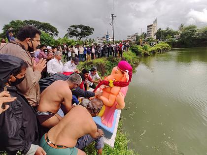 Bappa walked to his village, immersed in the household Gauri-Ganapati | बाप्पा चालले आपल्या गावाला, घरगुती गौरी-गणपतींचे विसर्जन