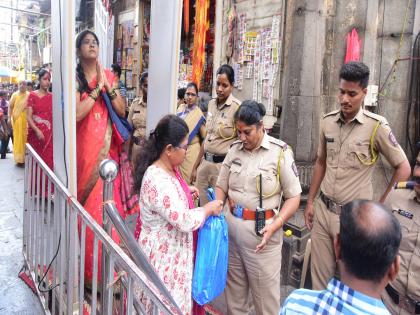 Around 800 police personnel deployed at Ambabai Temple to ensure Navratri celebrations are celebrated with enthusiasm and without any disruptions | Navratri 2025: आम्ही अंबेचे सेवेकरी: भाविकांच्या सुरक्षेचा वसा हीच सेवा; कोल्हापुरातील अंबाबाई मंदिरांमध्ये पोलिसांची करडी नजर 