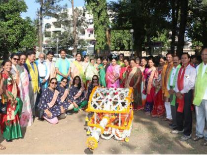In the garden of Dind, the Gardens Club's Kolhapur flower show begins | उद्यान दिंडीने गार्डन्स क्लबच्या कोल्हापूर पुष्पप्रदर्शनाला सुरुवात In the garden of Dind, the Gardens Club's Kolhapur flower show begins | उद्यान दिंडीने गार्डन्स क्लबच्या कोल्हापूर पुष्पप्रदर्शनाला सुरुवात