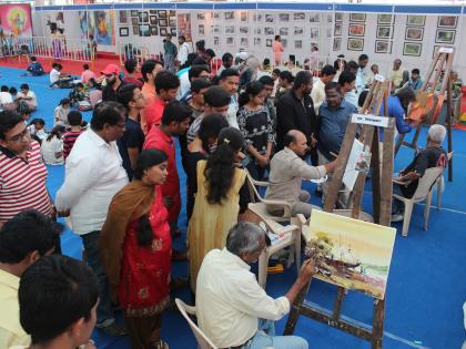 Kolhapur: 'Kalamohotsav', unearthed in pictures, buying artworks from rasiks; Spontaneous response | कोल्हापूर : चित्रांतून उलगडला ‘कलामहोत्सव’, रसिकांकडून कलाकृतींची खरेदी; उत्स्फूर्त प्रतिसाद