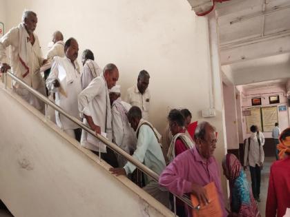 Should the elderly seek treatment or climb the hospital steps? | वयोवृद्धांनी उपचार घ्यायचे की रुग्णालयाच्या पायऱ्या चढायच्या?